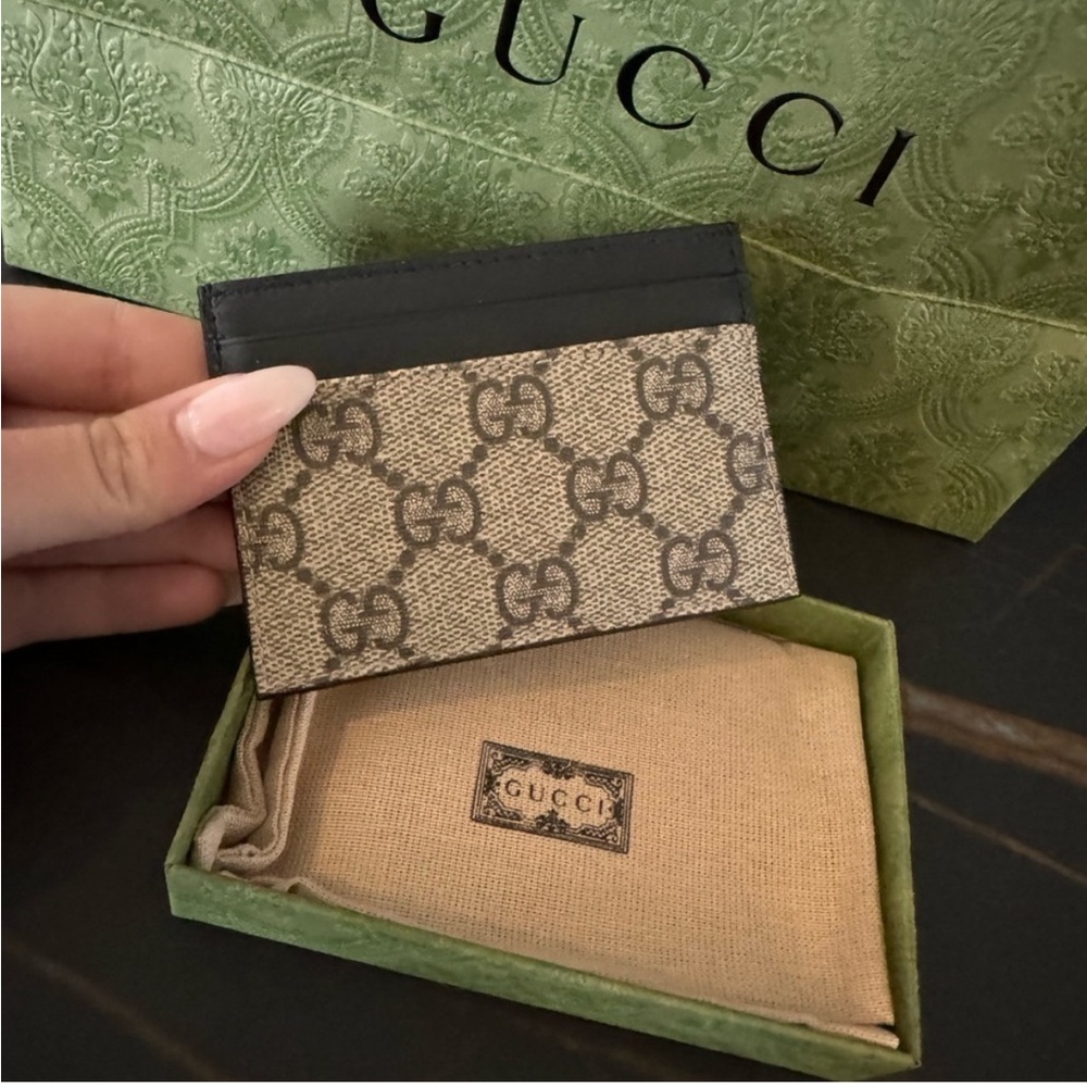 Gucci Black and Beige GG Card Holder